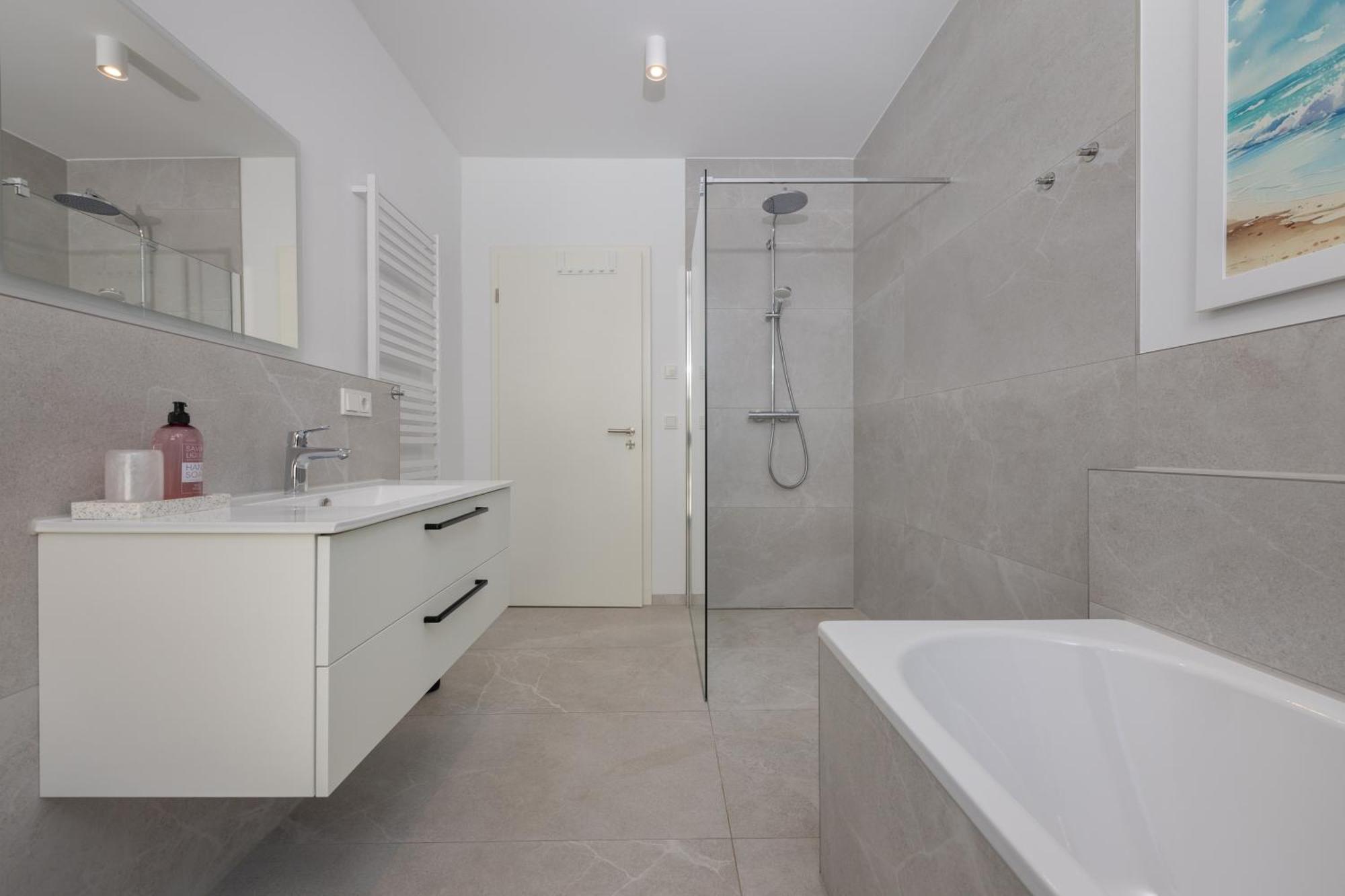 Ferienwohnung Strom Acht - Modern Frisch Inkl Stellplatz, Balkon - 200M Zum Alten Strom รอสต็อค ภายนอก รูปภาพ